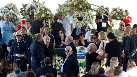 Miles de fanáticos y amigos de Pelé han acudido a su funeral en Brasil.