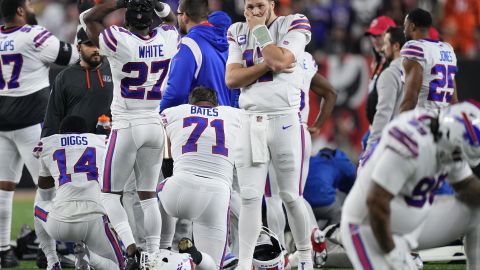 Jugadores de Buffalo Bills se muestran devastados ante la situación de Damar Hamlin.