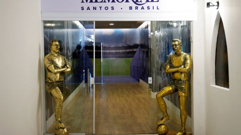 Entrada de la que será la tumba de Pelé.