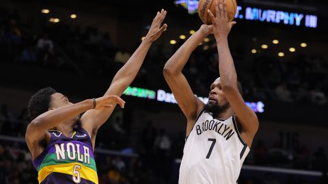 Kevin Durant realiza un tiro ante New Orleans Pelicans.