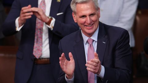 Kevin McCarthy celebra ser electo presidente de la Cámara de Representantes.