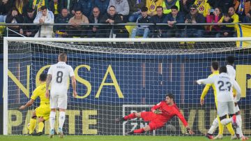 Momento en el que Gerard Moreno ejecutó el penalti que dio la victoria al Villarreal.