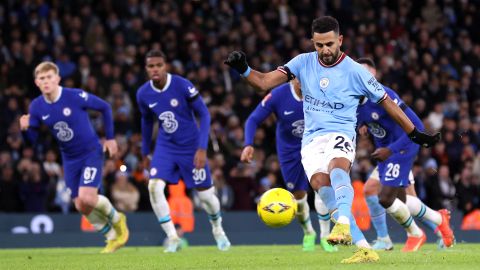 Riyad Mahrez anota desde el punto penal el 4-0 para el Manchester City.