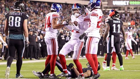 Dane Belton celebra con sus compañeros luego de lograr una intercepción.