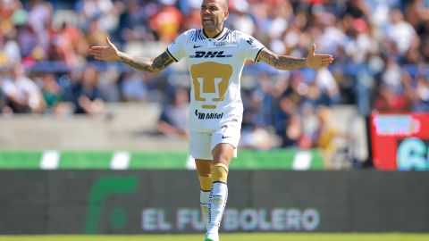 Dani Alves durante un partido con Pumas de la UNAM.