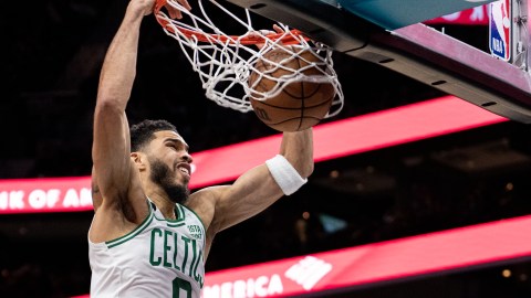 Jayson Tatum clava la pelota ante Charlotte Hornets.