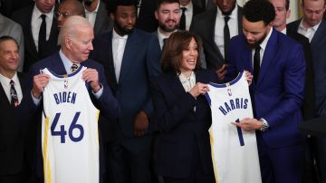 Joe Biden (L), Kamala Harris (C) y Stephen Curry posan para las fotos de prensa.
