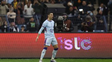 Cristiano Ronaldo ya jugó en un partido amistoso con una camiseta de un equipo de estrellas de Arabia Saudita ante el PSG, donde anotó dos goles.