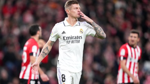 Toni Kroos saluda a los fanáticos luego del gol.