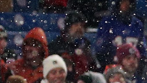 Jugadores de Cincinnati Bengals celebran con su público la victoria.