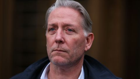 Charles McGonigal, exjefe de contrainteligencia de la oficina del FBI en Nueva York, permanece en silencio mientras su abogado Seth Ducharme da una declaración a los medios de comunicación después de abandonar el Tribunal Federal de Manhattan