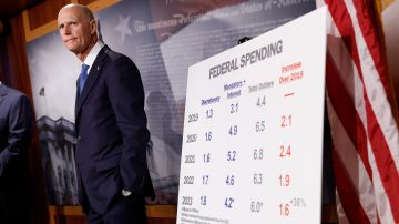 El senador republicano de Florida, Rick Scott, durante una conferencia ayer sobre el aumento al techo de la deuda.