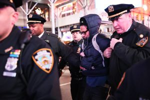 Identifican a tres manifestantes arrestados en Times Square tras manifestaciones por muerte de Tyre Nichols