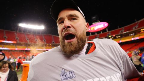 Travis Kelce durante las polémicas declaraciones hacia el Alcalde de Cincinnati.