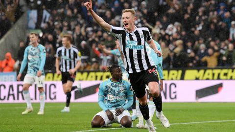 Sean Longstaff celebra luego de anotar el golazo.