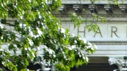 "Los abusadores no tienen lugar en el campus", alegaron los estudiantes.