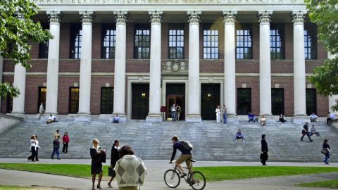 "Los abusadores no tienen lugar en el campus", alegaron los estudiantes.