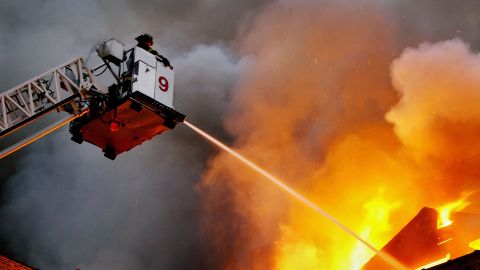 El incendio se informó inicialmente alrededor de las 10 am y estaba bajo control a las 12:30 pm.