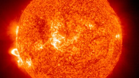 Imagen de una tormenta solar en noviembre de 2003 proporcionada por la NASA,