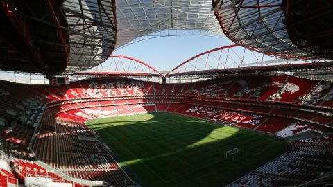 El Estadio da Luz albergó el histórico partido de la tarjeta blanca.