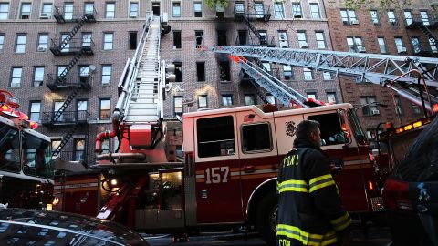 La causa de las llamaradas en el edificio de apartamentos continúa bajo investigación.