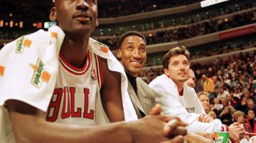 Michael Jordan (L) comparte con Scottie Pippen.
