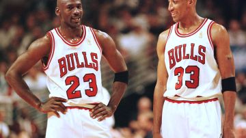 Michael Jordan (L) and Scottie Pippen (R) of the C