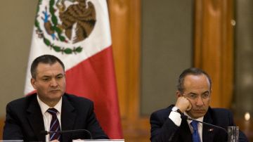 Mexican President Felipe Calderon (R) an