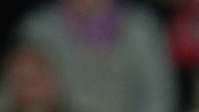 Modeste M'bami (R) roba un balón a Lionel Messi (L) en 2010.