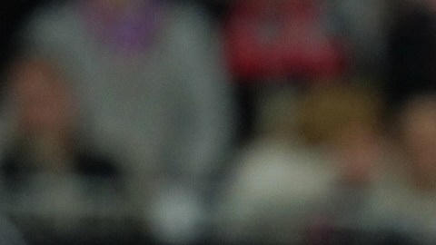 Modeste M'bami (R) roba un balón a Lionel Messi (L) en 2010.
