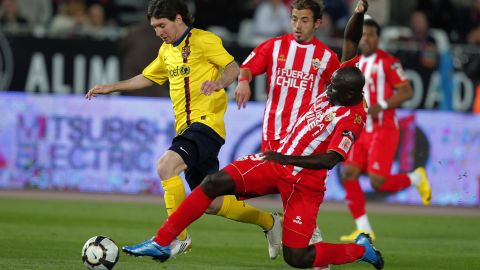 Modeste M'bami (R) roba un balón a Lionel Messi (L) en 2010.