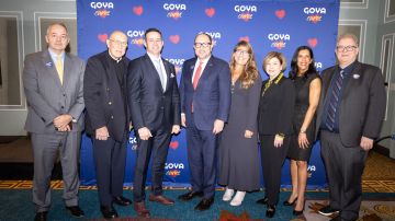 El presidente y director ejecutivo de Goya Foods Bob Unanue (cuarto de izq. a der.), junto a varios de los participantes en la conferencia de prensa de Goya Cares.