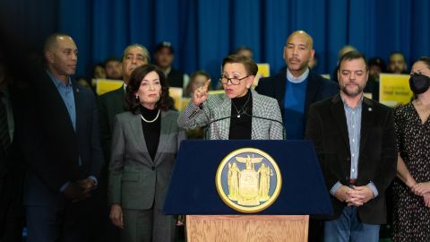 Varios líderes latinos, como la congresista Nydia Velázquez, acompañaron a la gobernadora Hochul para defender la nominación de LaSalle.