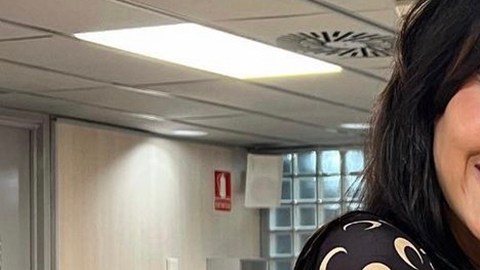 Aitana junto a Elena Huelva.