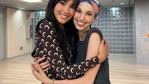Aitana junto a Elena Huelva.