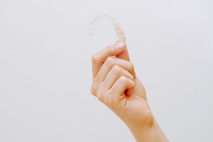 Alertan de los peligros por comprar en internet alineadores transparentes para dientes