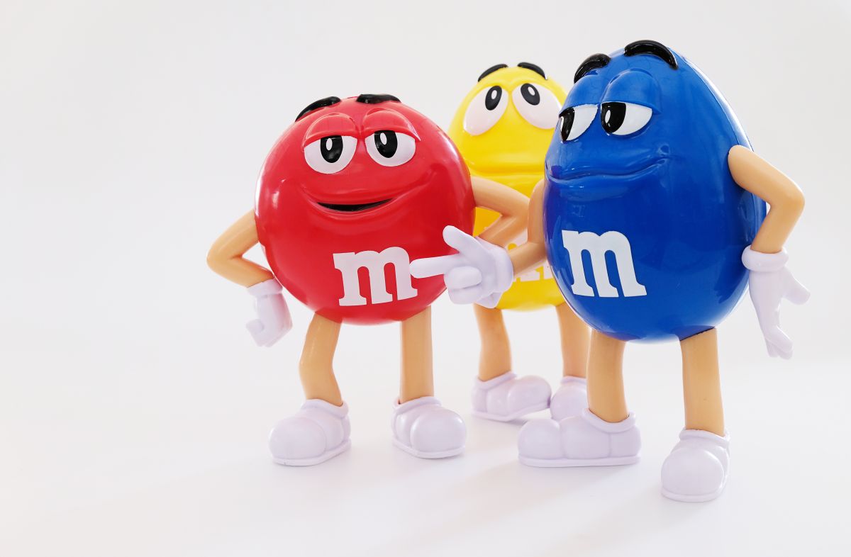 El uso de colores en las mascotas de M&M's se ha politizado y serán sutituidos por Maya Rudolph en el comercial del Super Bowl.