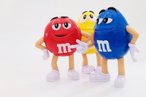 M&M's reemplazará sus personajes de colores como voceros de la empresa ante críticas de conservadores