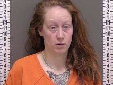 Mujer "topless" ingresa a iglesia católica en North Dakota y destruye