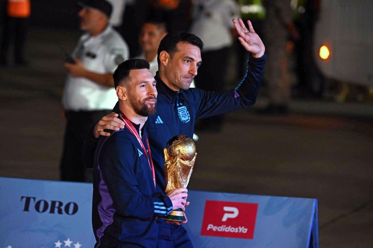 Scaloni y Messi llegando a Argentina con la Copa del Mundo.