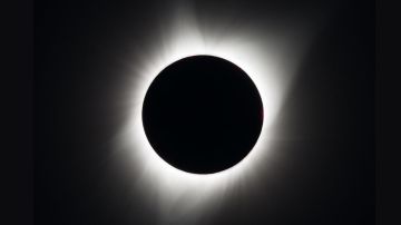 Eclipse solar total sobre Madrás, Oregón el 21 de agosto de 2017.