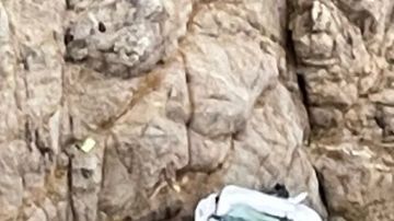 Imágenes del vehículo Tesla en el acantilado y el helicóptero de rescate.