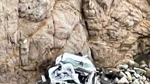 Imágenes del vehículo Tesla en el acantilado y el helicóptero de rescate.