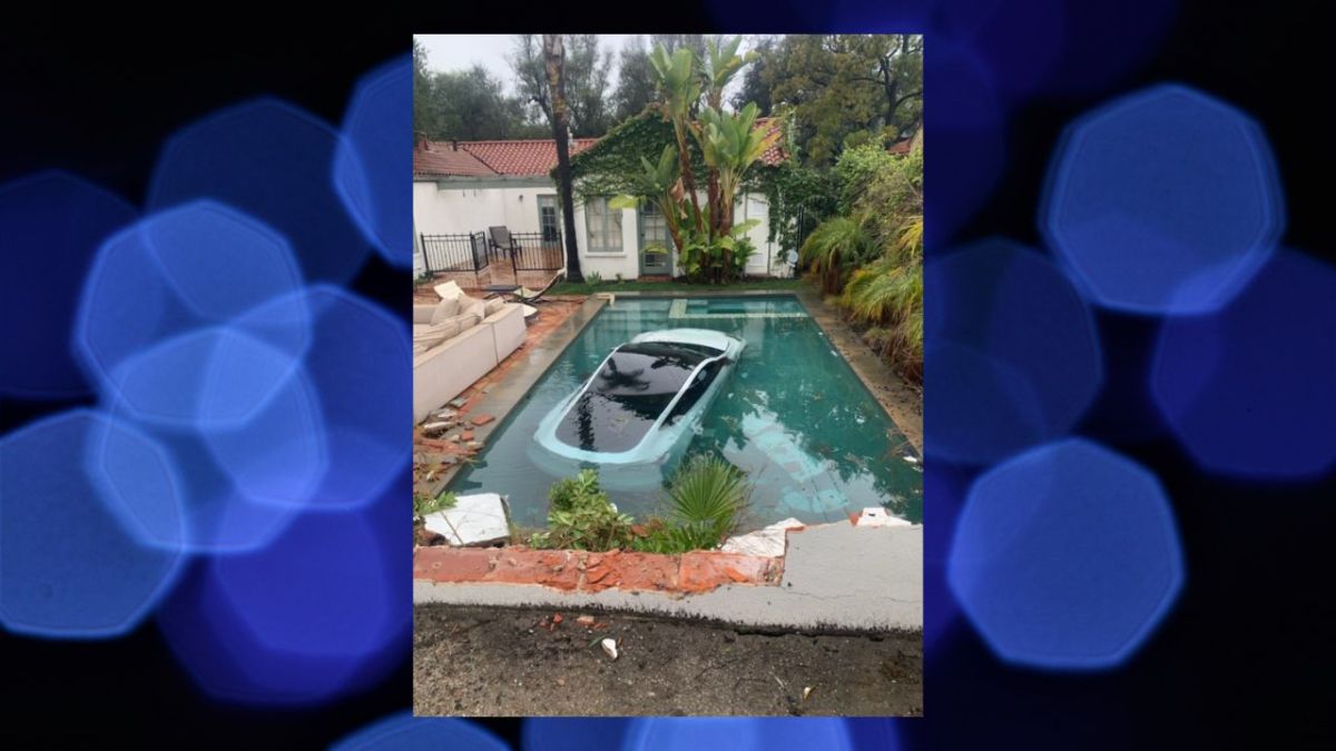 Tesla ends up at the bottom of a California pool with 3 people inside, including a child.