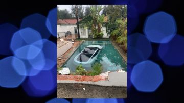 Imagen compartida por el Departamento de Bomberos de Pasadena donde aparece el Tesla dentro de la piscina.