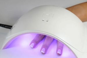 Secadores de esmalte de uñas UV pueden dañar el ADN de nuestras manos, según estudio