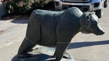 La estatua del oso de cobre está valorada en $8,000 dólares.