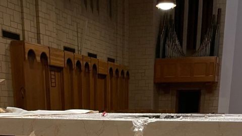 Imagen que muestra el daño en la abadía tras el robo de las piezas.