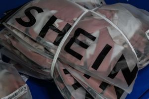 "Morirá con esta prenda puesta": El aterrador mensaje que una mujer descubrió en un paquete de ropa de Shein