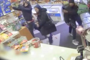 Trío de delincuentes lanzan cuchillos y artículos a empleados mientras saquean tienda de delicatessen en Harlem